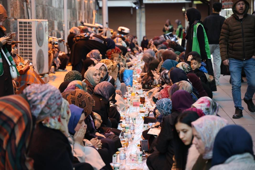 İHH Konya’dan Ümmet İftarı: 4 bin kişi Kapu Camii önünde, 180 bin kişi Gazze’de aynı sofrada buluştu 5